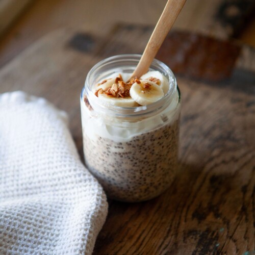 Banana pudding oats in a jar with toppings.