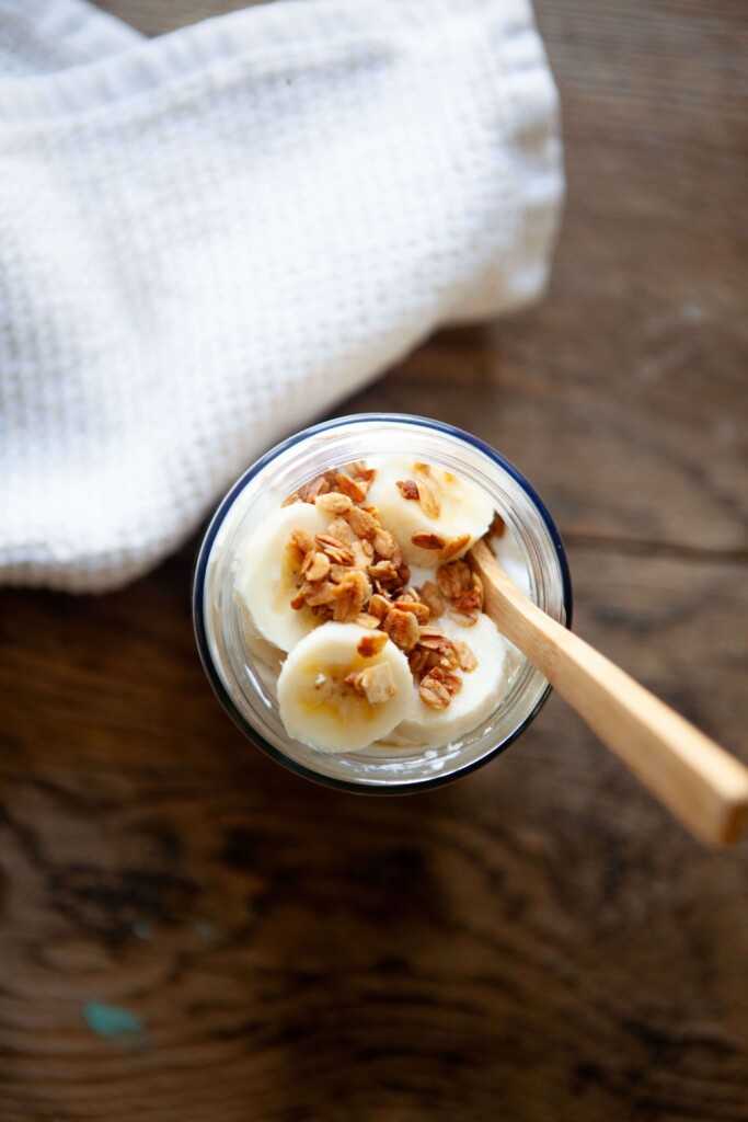 Banana pudding overnight oats topped with fresh banana and granola.